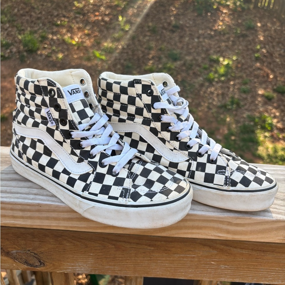 Women’s Vans checkered mid tops!